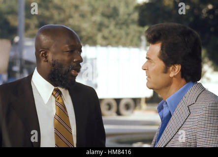 DER ROCKFORD FILES NBC/UNIVERSAL TV-Serie 1974-1980 mit James Garner auf der rechten Seite und Isaac Hayes im Jahr 1974 Stockfoto