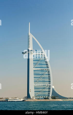DUBAI, Vereinigte Arabische Emirate - 7. November 2016: Burj Al Arab Hotel am Jumeirah Beach in Dubai. Moderne Architektur, Luxus-Badeort, Sommer-Urlaub und Tourismus-co Stockfoto