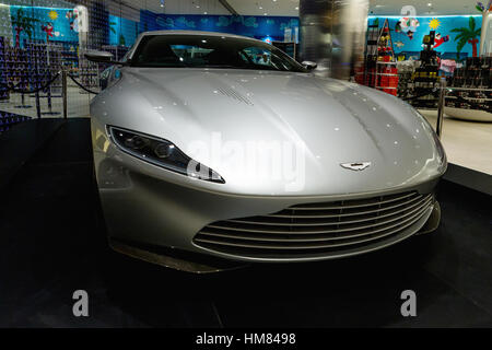 DUBAI, Vereinigte Arabische Emirate - 8. November 2016: Ein 2016 Aston Martin DB10 in The Gallery in Burj Khalifa Wolkenkratzer. Aston Martin-Coupé. Stockfoto