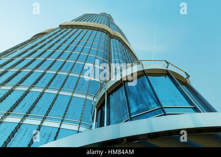 DUBAI, Vereinigte Arabische Emirate - 8. November 2016: Burj Khalifa Tower, Dubai, Vereinigte Arabische Emirate, Blick auf die Spitze. Stockfoto