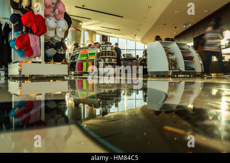 DUBAI - 8. November 2016: Souvenir-Shop in der 124 FloorGurj Khalifa Wolkenkratzer mit Blick auf die Stadt Dubai. Vereinigte Arabische Emirate Stockfoto