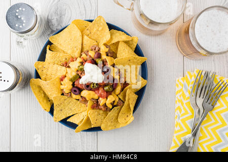 Rindfleisch-Nachos mit Bier auf rustikalen Hintergrund Stockfoto