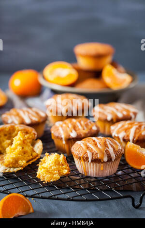 Karotte Mandarine Cupcakes dekoriert mit Glasur und Caramel-topping Stockfoto