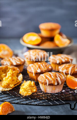 Karotte Mandarine Cupcakes dekoriert mit Glasur und Caramel-topping Stockfoto