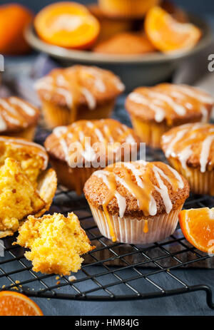 Karotte Mandarine Cupcakes dekoriert mit Glasur und Caramel-topping Stockfoto