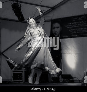 Tänzer, tanzen, exotisch, Chinesisch, Perlen, Phantasie, volkstümlichen, traditionellen, neues Jahr, verschleiert, Schleier, Feier, Hahn, Performance, China Stockfoto