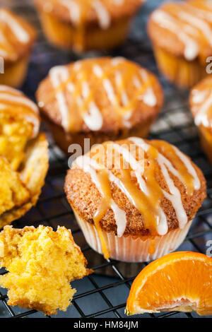 Karotte Mandarine Cupcakes dekoriert mit Glasur und Caramel-topping Stockfoto