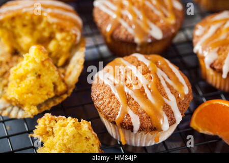 Karotte Mandarine Cupcakes dekoriert mit Glasur und Caramel-topping Stockfoto