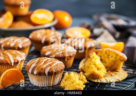 Karotte Mandarine Cupcakes dekoriert mit Glasur und Caramel-topping Stockfoto