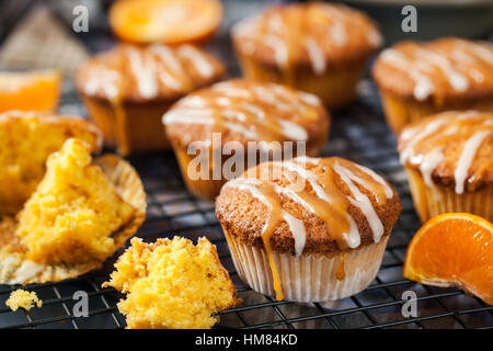 Karotte Mandarine Cupcakes dekoriert mit Glasur und Caramel-topping Stockfoto