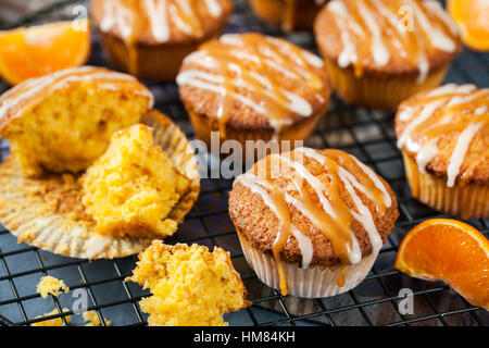 Karotte Mandarine Cupcakes dekoriert mit Glasur und Caramel-topping Stockfoto