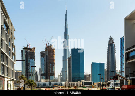 DUBAI - 8. November 2016: Wolkenkratzer Burj Khalifa ist höchste in der Welt. Hochhaus zwischen den Türmen. Vor-Ort-Gebäude steht Burj Khalifa. Stockfoto