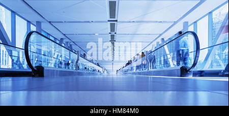 DUBAI - 8. November 2016: Gangway zur Dubai Mall vom U-Bahnhof Burj Khalifa. Dubai, Vereinigte Arabische Emirate Stockfoto