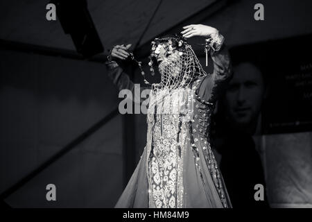 Tänzer, tanzen, exotisch, Chinesisch, Perlen, Phantasie, volkstümlichen, traditionellen, neues Jahr, verschleiert, Schleier, Feier, Hahn, Performance, China Stockfoto