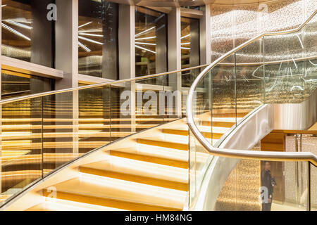 DUBAI - 8. November 2016: Das Interieur des Burj Khalifa in 125 Boden. Bewegliche Treppe bis zu 125 Stockwerke. Dubai, Vereinigte Arabische Emirate Stockfoto