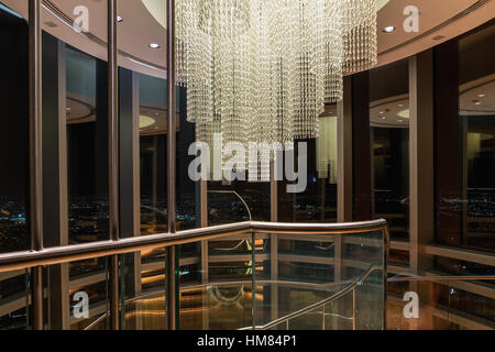 DUBAI - 8. November 2016: Burj Khalifa. Das Interieur des Burj Khalifa in 125 Boden, großen Kristallleuchter in der 125 Etage. Dubai, Vereinigte Arabische Stockfoto