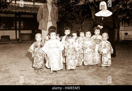 Die Angel Guardian Home, einer katholischen Heim für Waisenkinder in Kumanoto, Japan.  Als Pvt. Louis Miller Brooklyn, New York, war zu verlassen, Schwester St. Paul hatte die Waisen in ihren schönsten Kleidern, deren Bild genommen haben zu kleiden.  25. Oktober 1945.  F.c. Rogers. (Marine Corps) NARA-DATEI #: 226-N-138676 KRIEG & KONFLIKT BUCH #: 1271 Stockfoto