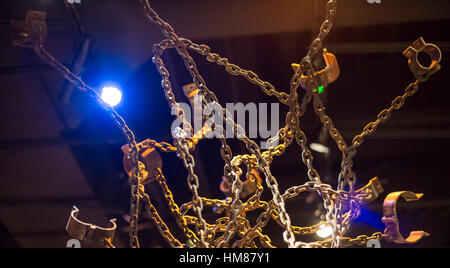 Cincinnati, Ohio - Schäkel eine Skulptur des Sklaven an die National Underground Railroad Freedom Center. Stockfoto