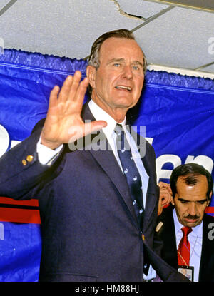 Vizepräsident der Vereinigten Staaten George H.W. Bush gratuliert seiner Kampagne Stab in Washington, D.C. nach ihrem Sieg in der New-Hampshire primär am 17. Februar 1988. Bush Kampagnenmanager Lee Atwater auf von rechts außen in blickt der Stockfoto