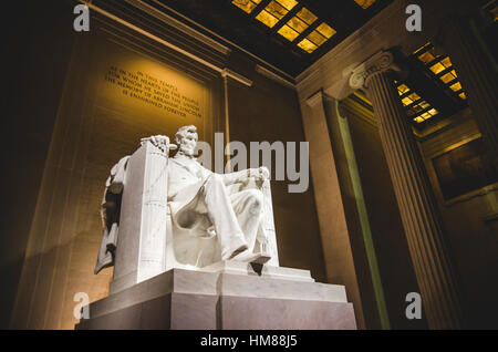 Lincoln Memorial Statue in der Nacht, niedrigen Winkel Ansicht, Washington, DC, USA Stockfoto