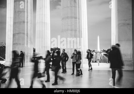 Touristen, die zu Fuß durch Lincoln Memorial mit Washington Monument in Ferne, Washington, DC, USA Stockfoto