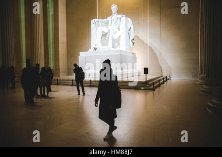 Silhouette der Frau, die von Lincoln Memorial Statue, Washington, DC, USA Stockfoto