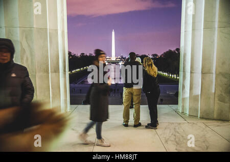 Frau zu Fuß durch Lincoln Memorial mit Washington Monument in Ferne, Washington, DC, USA Stockfoto