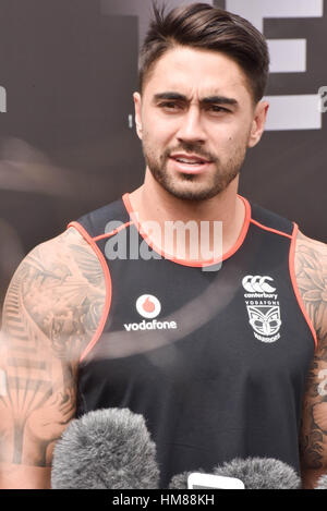 Auckland, Neuseeland. 1. Februar 2017. New Zealand Warriors Rugbyspieler Shaun Johnson spricht zu den Medien im Rahmen einer Pressekonferenz vor National Rugby League Nines-Turnier. Bildnachweis: Shirley Kwok/Pacific Press/Alamy Live-Nachrichten Stockfoto