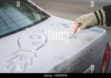 Person Zeichnung Bilder in Frost auf Auto Stockfoto