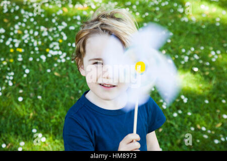 Junge mit Windrad Spielzeug Stockfoto