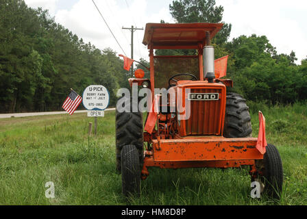 Orange Traktor auf der Farm. Stockfoto