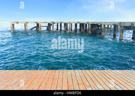 Balkon Holz vor dem blauen Ozean Stockfoto