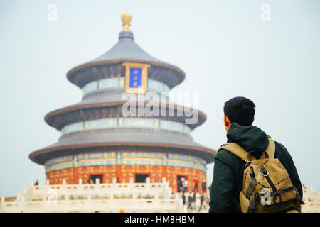 Junge Reisende stehen vor Tempel des Himmels - in Peking, China. Asien reisen Stockfoto