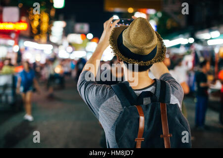 Junge asiatische Reisende nehmen Foto mit Handy in der Khaosan Road in Bangkok, Thailand Stockfoto