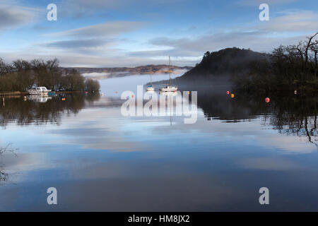Weiler Aldochlay, Schottland. Freizeitboote vertäut am Ufer des Loch Lomond in der Nähe der Ortschaft Aldochlay. Stockfoto