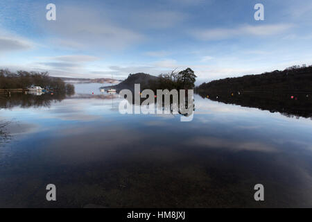Weiler Aldochlay, Schottland. Freizeitboote vertäut am Ufer des Loch Lomond in der Nähe der Ortschaft Aldochlay. Stockfoto