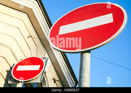 Zwei runde rote Schilder No Entry in der Nähe von altes Haus Stockfoto