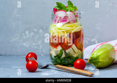 Zucchini-Nudeln mit Tofu in den Topf.  Liebe für eine gesunde vegane Ernährung Konzept Stockfoto