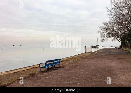 Bank auf der Promenade am Gillingham auf den Fluss Medway auf einem kalten nebligen Wintertag, Kent, UK Stockfoto