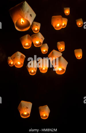 Viele Laternen schweben in den Himmel während der Pinxi Lantern Festival, Taiwan. Stockfoto