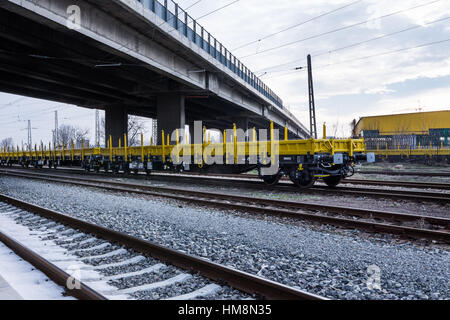 Burgas, Bulgarien - 27. Januar 2017 - Güterwagen Güterzug - 4-achsige flache Wagen Typ: Res Modell: 072-2 - Transvagon AD Stockfoto