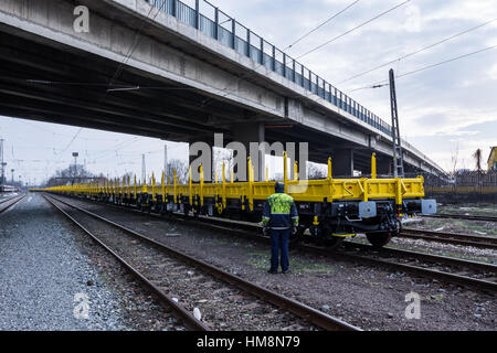 Burgas, Bulgarien - 27. Januar 2017 - Güterwagen Güterzug - 4-achsige flache Wagen Typ: Res Modell: 072-2 - Transvagon AD Stockfoto