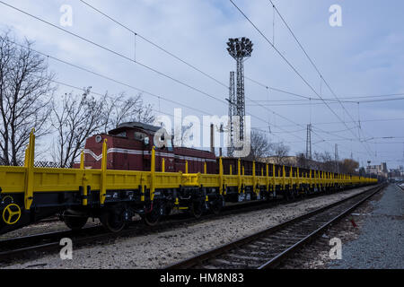 Burgas, Bulgarien - 27. Januar 2017 - Güterwagen Güterzug - 4-achsige flache Wagen Typ: Res Modell: 072-2 - Transvagon AD Stockfoto