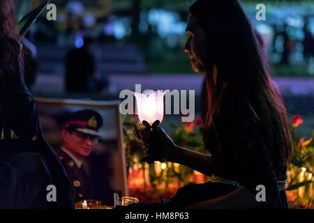 Trauernder zahlt Respekt zu späten König Bhumibol Adulyadej, Sanam Luang, Grand Palace, Bangkok, Thailand Stockfoto