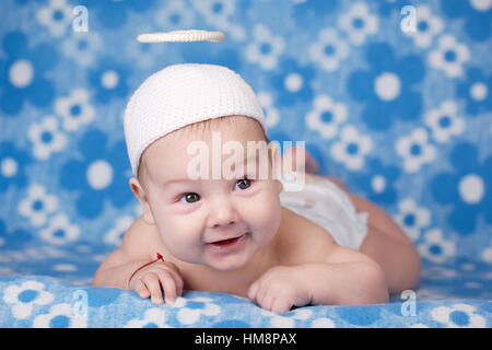 niedliche Engel Baby auf blauem Hintergrund Stockfoto