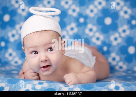 niedliche Engel Baby auf blauem Hintergrund Stockfoto