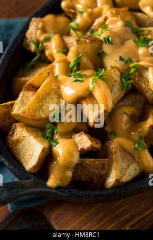 Hausgemachte gebratene spanische Patatas Bravas als Tapas serviert Stockfoto