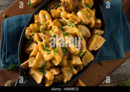 Hausgemachte gebratene spanische Patatas Bravas als Tapas serviert Stockfoto