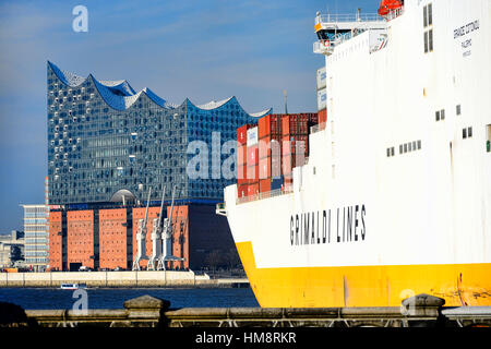 Elbe Philharmonic Hall Elbphilharmonie und Container-Schiff in Hamburg, Deutschland Stockfoto