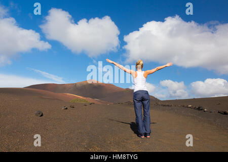 Frau zum Gipfel des Berges verfolgen. Stockfoto